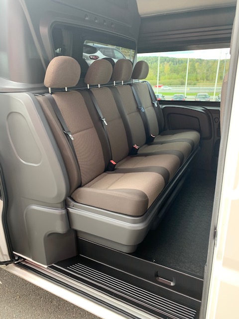 VW Crafter Twin Cabin 7 sits